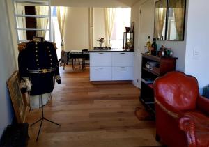 sala de estar con silla roja y mesa en Antwerpen perfect location, en Amberes
