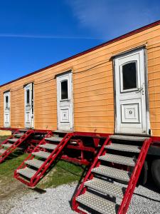 un vagón de tren con tres puertas y una escalera roja en Idrætscenter Jammerbugt en Fjerritslev