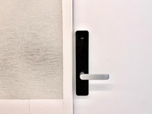 a black door handle on a white door at 东京上野超级中心 设计师房间Yeob 上野公园3分钟 车站1分钟 超级繁华 免费wifi 戴森吹风 in Tokyo
