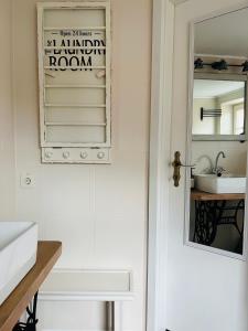 La salle de bains est pourvue d'un miroir et d'un lavabo. dans l'établissement Haus FÜHLDICHWOHL, à Boizenburg/Elbe