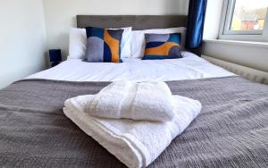 biały koc na łóżku w sypialni w obiekcie Spacious Semi - Off Street Parking - Central Crewe w mieście Crewe