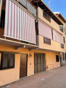 a building with red and white stripes on it at Court Inn in Galliate