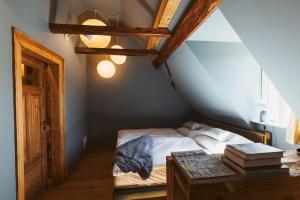 a bedroom with a bed and a table with books at Flecksches Gut in Leipzig