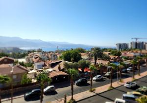 Pemandangan umum Eilat atau pemandangan kota yang diambil dari apartemen