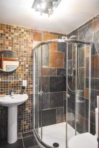 ein Bad mit einer Dusche und einem Waschbecken in der Unterkunft Sunnyside in Bristol