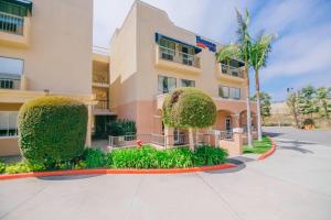 un edificio con alberi e cespugli di fronte di Fairfield Inn Anaheim Hills Orange County ad Anaheim