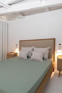 - une chambre avec un grand lit et 2 oreillers dans l'établissement VALERIA-DREAMS 3er FLOOR LIFTLESS, à Saragosse