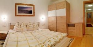 a bedroom with a large bed with a king sized bedvisor at Ferienwohnung Natural A in Gerlosberg