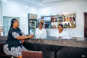 un grupo de mujeres sentadas en un bar en Suru Express Hotel GRA, en Ikeja