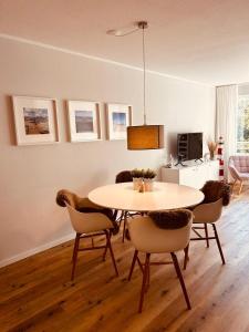 a dining room with a table and chairs at Westend Amelander Kaap 85 in Hollum
