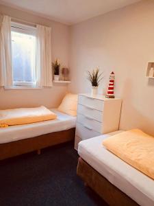 A bed or beds in a room at Westend Amelander Kaap 85