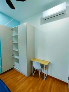 Habitación con mesa y escritorio con silla. en Budget Homestay by The RUM, en Putrajaya