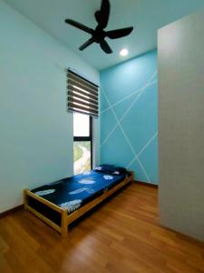 Habitación con cama y ventilador de techo. en Budget Homestay by The RUM, en Putrajaya