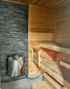 a room with a sauna with a trash can at Kotimaailma - Tilava rivitalo asunto 3MH ja sauna lähellä Korson keskustaa in Helsinki