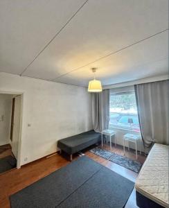 sala de estar con sofá y mesa en Kotimaailma - Tilava rivitalo asunto 3MH ja sauna lähellä Korson keskustaa, en Helsinki