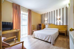 Postel nebo postele na pokoji v ubytování Hostal Don Juan