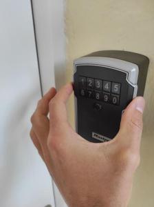 una persona está sosteniendo una caja fuerte en su mano en Apartamento Reformado con Aparcamiento. Playa 5min a pie., en Platja d'Aro