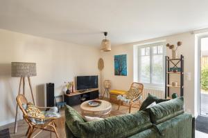 TV a/nebo společenská místnost v ubytování Les Flots Bleus - Jolie maison proche de la mer