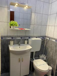 Ένα μπάνιο στο Red Apartments