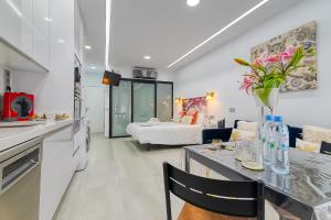 Una cocina y una sala de estar con un sofá. en Sun&Sea in Playa las Canteras, en Las Palmas de Gran Canaria