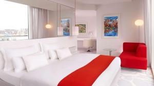 Ένα ή περισσότερα κρεβάτια σε δωμάτιο στο art'otel cologne, Powered by Radisson Hotels