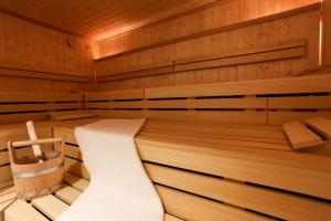 eine Sauna mit einer Bank in der Mitte in der Unterkunft art'otel berlin mitte, Powered by Radisson Hotels in Berlin
