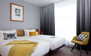 Ein Bett oder Betten in einem Zimmer der Unterkunft art'otel berlin mitte, Powered by Radisson Hotels