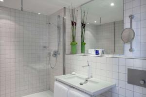 Ein Badezimmer in der Unterkunft art'otel berlin mitte, Powered by Radisson Hotels