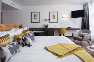 Ein Bett oder Betten in einem Zimmer der Unterkunft art'otel berlin mitte, Powered by Radisson Hotels