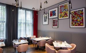 Ein Restaurant oder anderes Speiselokal in der Unterkunft art'otel berlin mitte, Powered by Radisson Hotels 