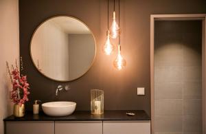 Ein Badezimmer in der Unterkunft art'otel berlin mitte, Powered by Radisson Hotels