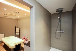 Ein Badezimmer in der Unterkunft art'otel berlin mitte, Powered by Radisson Hotels