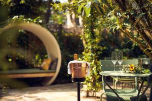 einen Tisch mit einem Korb und einem Tisch mit einem Weinglas in der Unterkunft Park Plaza Vondelpark Amsterdam in Amsterdam