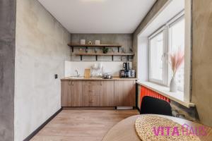 a kitchen with a counter and a window at Двухкомнатные фирменные апартаменты Тиффани in Petropavlovsk