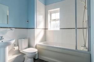 uma casa de banho com um WC, uma banheira e um lavatório. em Stunning 2BR, 2BA, Apartment - Super King Size Beds - Free Parking - 6 mins to LGW Airport em Crawley