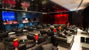 伦敦Park Plaza London Westminster Bridge的带沙发的大堂和带红灯的酒吧