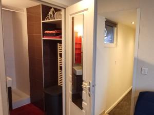 vestidor con puerta de cristal en Bellerive, pieds dans l'eau lac & montagnes, en Publier