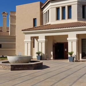 un gran edificio con una fuente frente a él en Un Oasis en Hacienda del Álamo, en Murcia