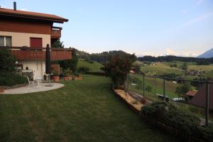 Vista generica sulle montagne o vista sulle montagne dall'interno dell'appartamento