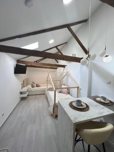 1 dormitorio con 1 cama, mesa y sillas en Suites Chic Star, en Herencia