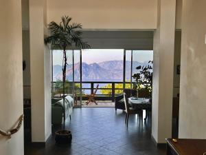 Ein allgemeiner Bergblick oder ein Berglick von der Villa aus