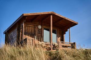 uma cabana de madeira situada no topo de uma colina em Hlíd Huts em Myvatn