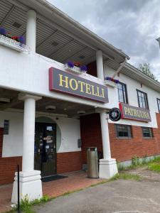 una señal de hotel en la parte delantera de un edificio en Hotelli Patruuna en Imatra