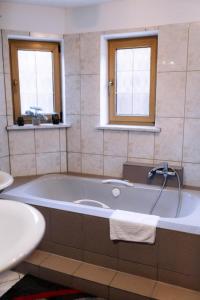 bagno con vasca e lavandino di Moderne Landwohnung - in Toplage a Gottmadingen