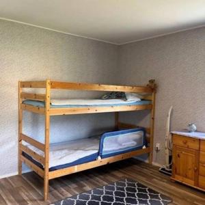 HamraにあるFamilienfreundliche Farm Stugaのベッドルーム1室(二段ベッド2組付)