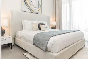 Postel nebo postele na pokoji v ubytování HiGuests - Creekside Stylish 3BR Apartment with Views