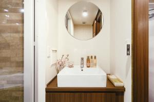 東京にある超级奢华 近秋叶原东京站Kaoa奢华套房带厨房 超豪华戴森&POLA顶级配置 4分钟到东京站 3分钟到地铁の白い洗面台と鏡のあるバスルーム +6枚の写真