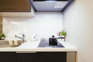 東京にある超级奢华 近秋叶原东京站Kaoa奢华套房带厨房 超豪华戴森&POLA顶级配置 4分钟到东京站 3分钟到地铁の鍋が置かれたコンロのあるキッチン