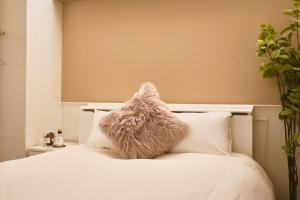 東京にある超级奢华 近秋叶原东京站Kaoa奢华套房带厨房 超豪华戴森&POLA顶级配置 4分钟到东京站 3分钟到地铁の白いベッド(毛皮枕付)