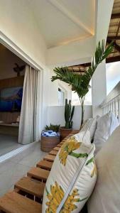 un soggiorno con divano e tavolo di Villa PF Village - Praia do Lord a Praia do Forte